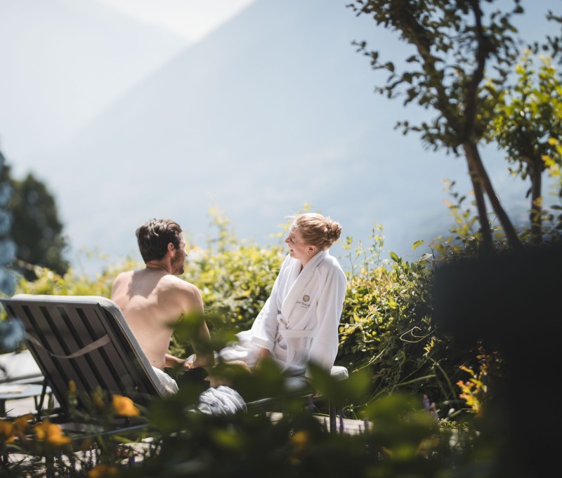 Weitläufiger Gartenpark im Park Hotel Sonnbichl mit lauschigen Plätzchen oberhalb von Meran