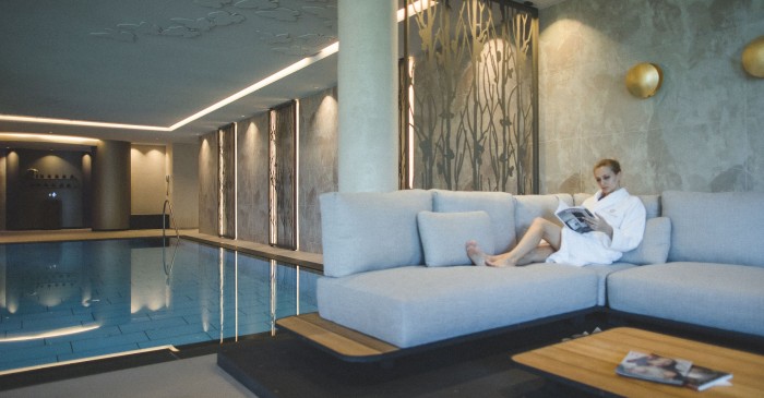 Frau mit Lektüre beim entspannen im Spa Bereich des 4 Sterne S Wellnesshotel Sonnbichl in Dorf Tirol bei Meran