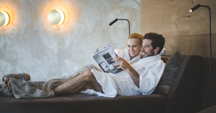 Frau & Mann mit Lektüre beim entspannen im Spa Bereich des 4 Sterne S Wellnesshotel Sonnbichl in Dorf Tirol bei Meran