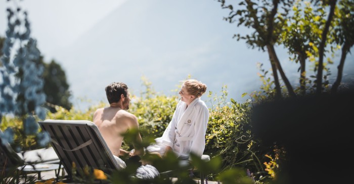 Weitläufiger Gartenpark im Park Hotel Sonnbichl mit lauschigen Plätzchen oberhalb von Meran