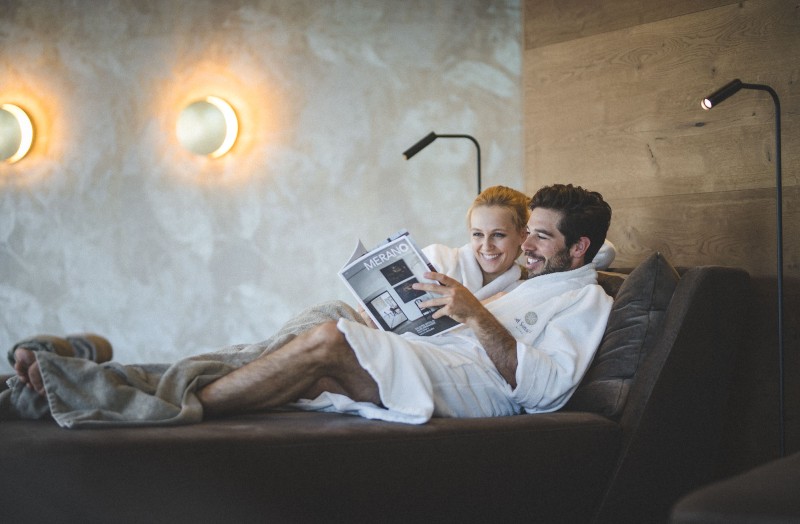 Frau & Mann mit Lektüre beim entspannen im Spa Bereich des 4 Sterne S Wellnesshotel Sonnbichl in Dorf Tirol bei Meran